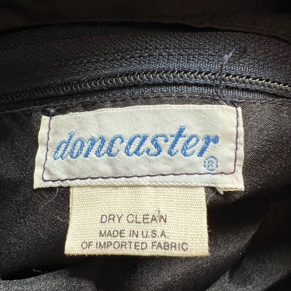 Doncaster vintage Wool shin-length skirt in size small. - Picture 4 of 5